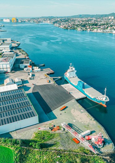 Karmsund Servicebase sett fra luften, med kai og solcelletak ved Karmsundet